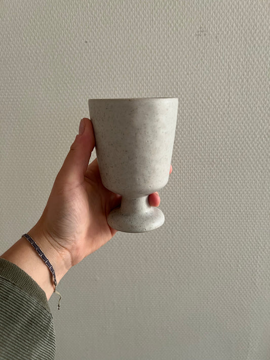 Aardewerk vaas voor tafel arrangement