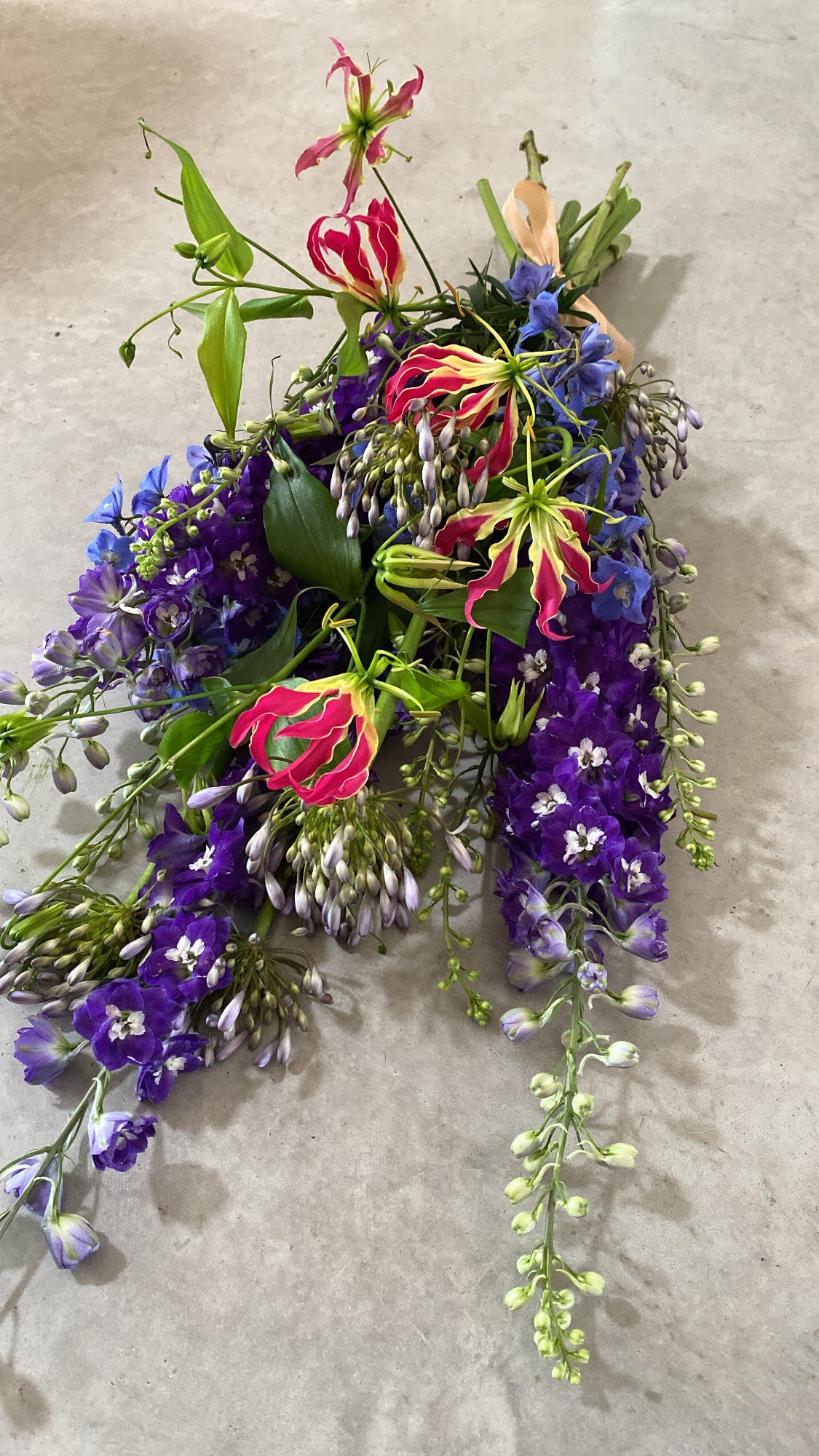 Uitvaart design No. 6 'Ridderspoor & Gloriosa'