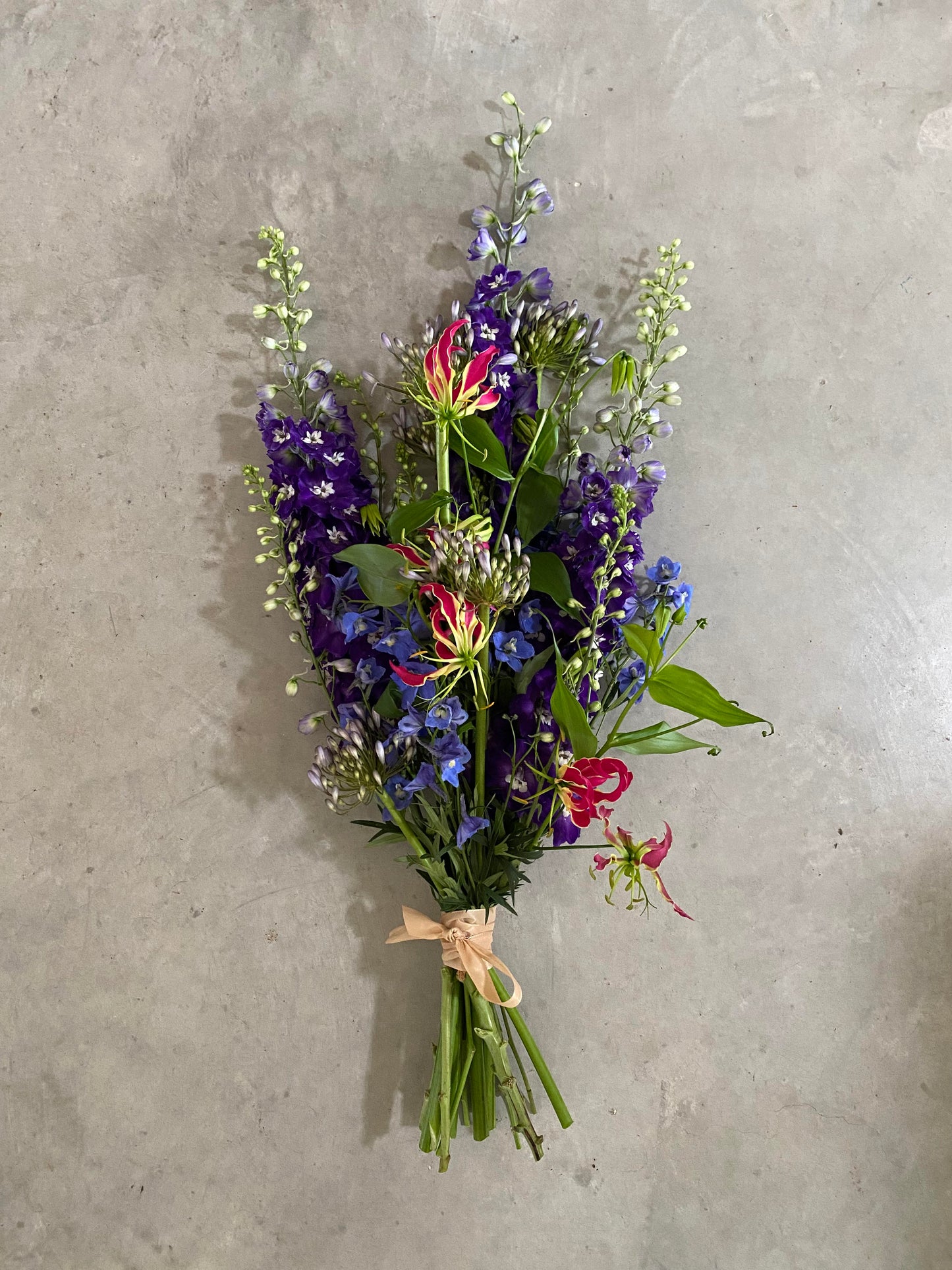 Uitvaart design No. 6 'Ridderspoor & Gloriosa'