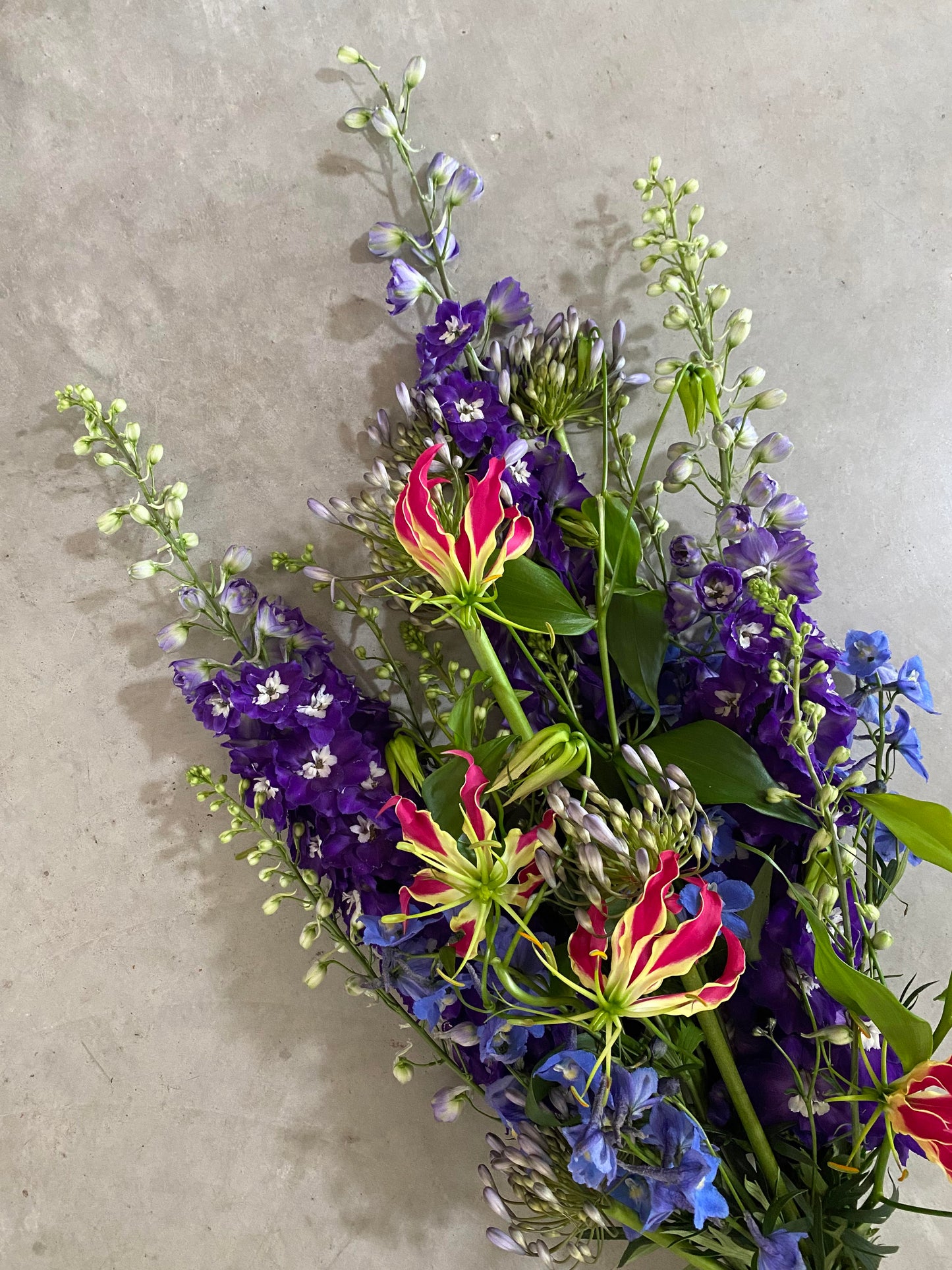 Uitvaart design No. 6 'Ridderspoor & Gloriosa'