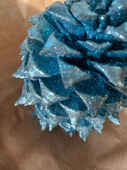 Kerst // blauw glitter dennenappel