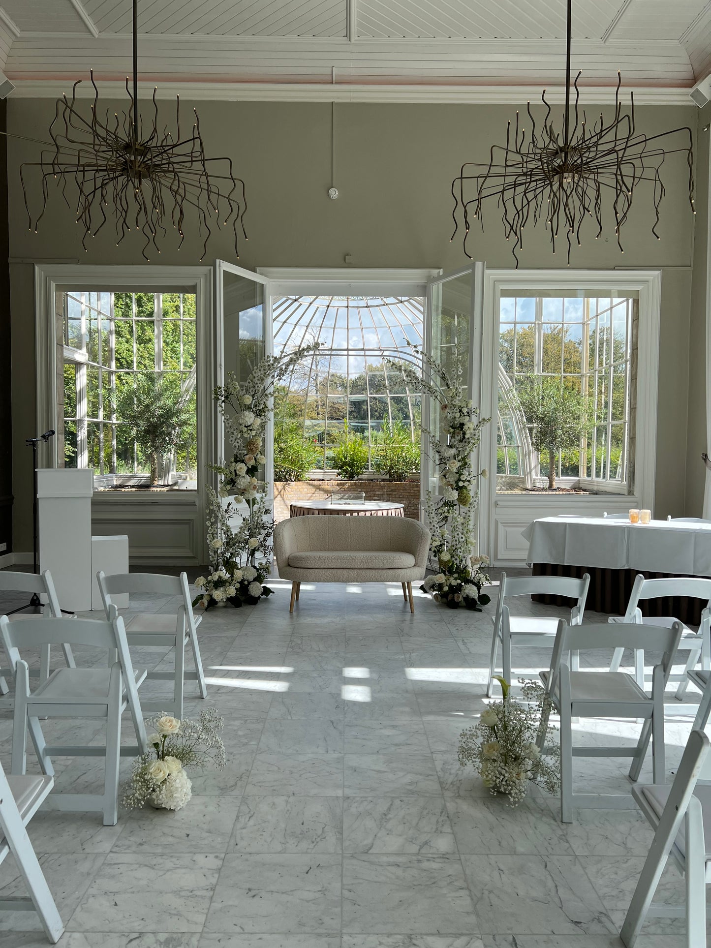 Backdrop // boog, metaal, wit